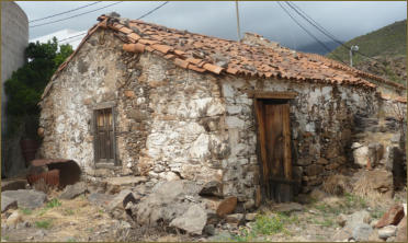 La antigua casa-granero antes de la restauración