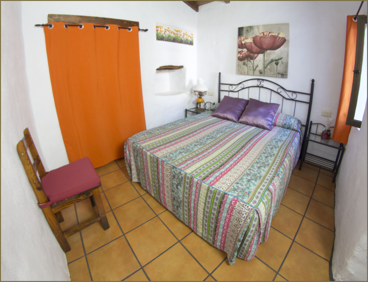 Vivienda 1 – Dormitorio con cama de matrimonio