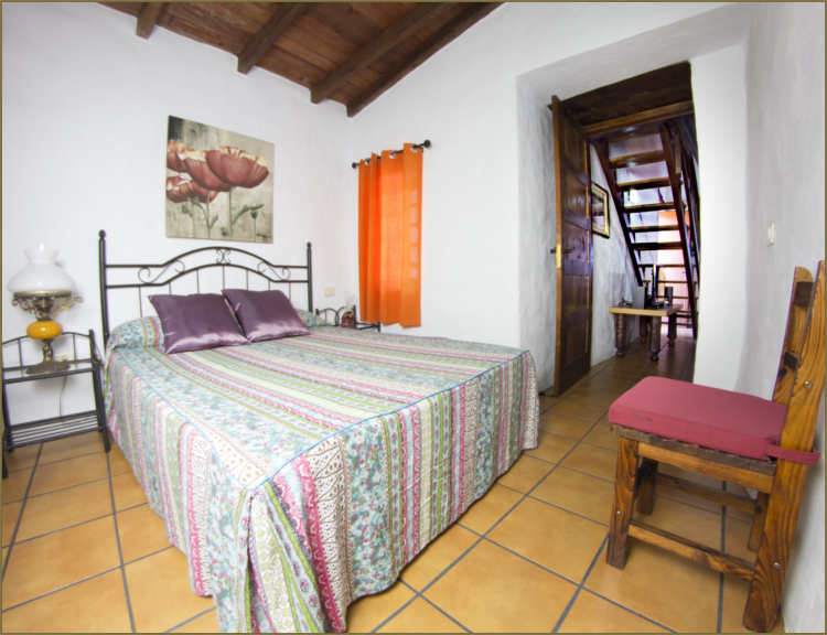 Vivienda 1 – Dormitorio con cama de matrimonio