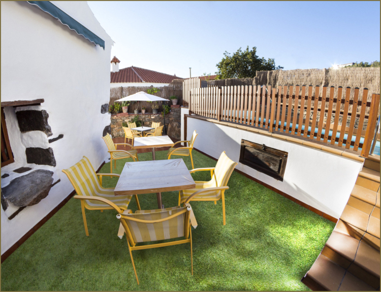 Vivienda 1 – Terraza exterior con mesa y sillas