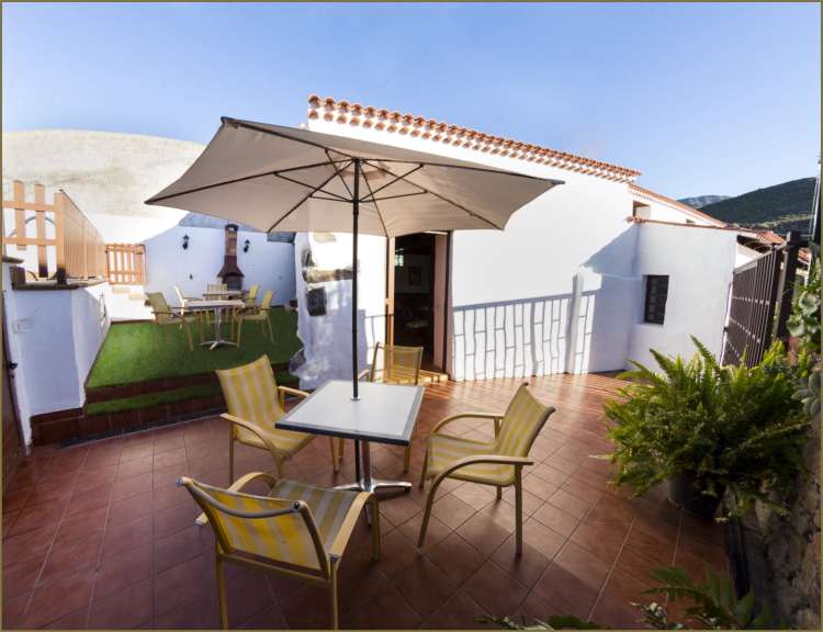 Terraza exterior con mesa y sillas