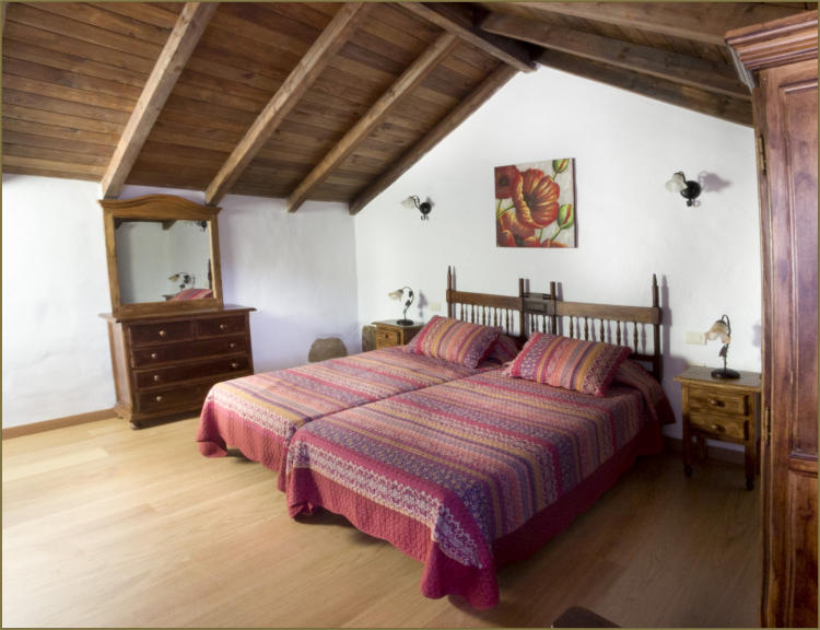 Vivienda 2 – Dormitorio con dos camas