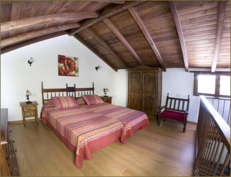 Vivienda 2 – Dormitorio con cama de matrimonio