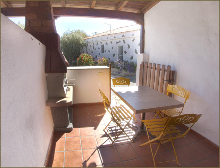 Vivienda 2 – Terraza exterior con mesa y sillas