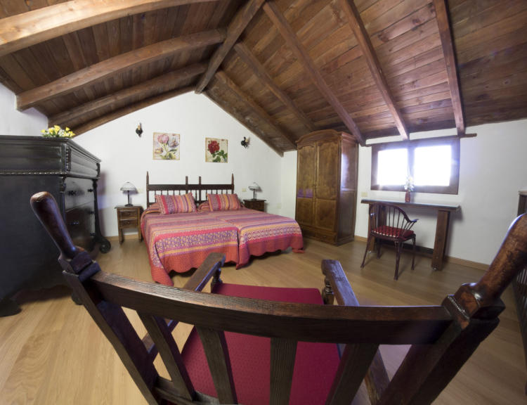 Vivienda 3 – Dormitorio con cama de matrimonio
