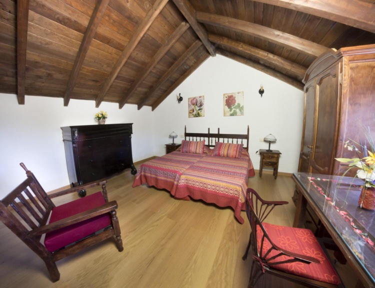 Vivienda 3 – Dormitorio con cama de matrimonio